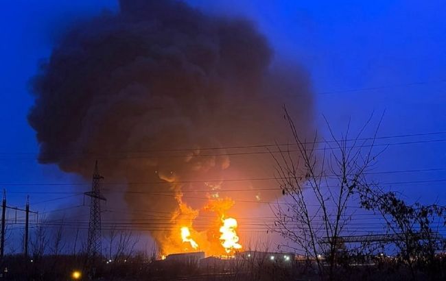 У російському Бєлгороді сталася масштабна пожежа на нафтобазі. Місцева влада стверджує, що був "авіаудар ЗСУ"