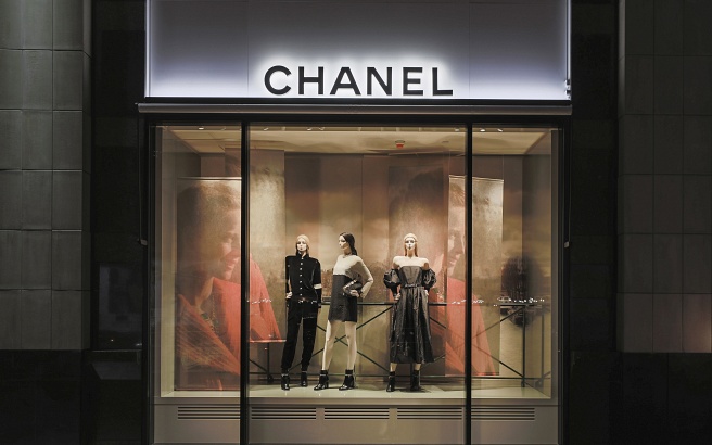 Російські зірки почали публічно різати сумки Chanel на знак протесту "проти русофобії"