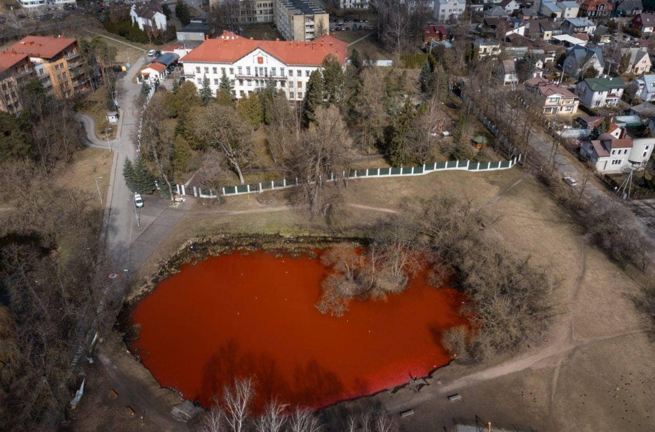 У Вільнюсі біля посольства Росії з'явилося криваве озеро
