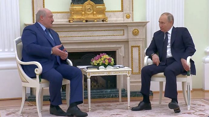 Путін 3 години обговорював із Лукашенком єдиний оборонний простір та Україну