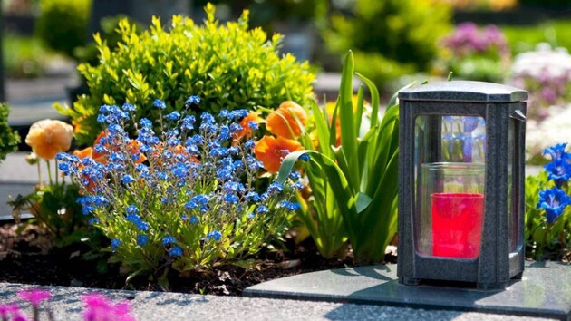 Можуть бути "сюрпризи": киян просять не поспішати на кладовища в поминальні дні