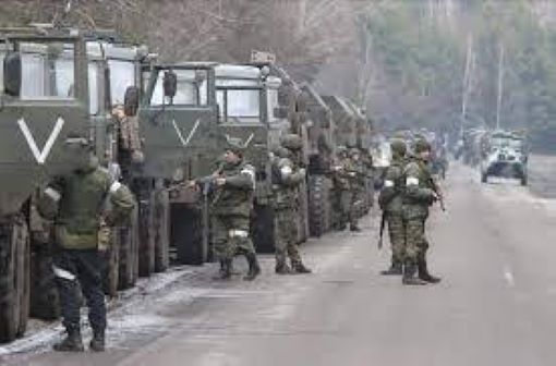 Люди поспіхом "чистять" гаджети: загарбники на Луганщині конфіскують телефони. ФОТО