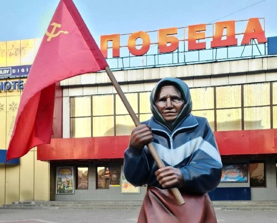 У Бєлгороді встановили пам'ятник пенсіонерці, яка вийшла до бійців ЗСУ із радянським прапором