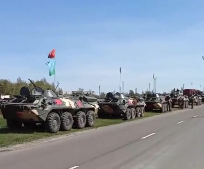 У Білорусі зафіксували переміщення військової техніки, маркованої червоними квадратами