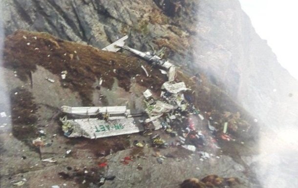 У Непалі врізався в гору літак із 22 пасажирами на борту