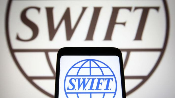 Чотири з десяти банків, що обслуговують російський ОПК, не відключили від SWIFT – аналітики