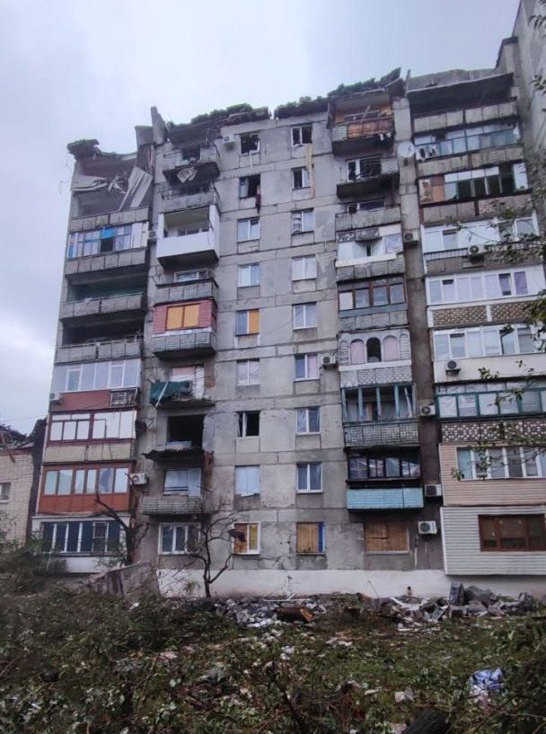 Росіяни влучили ракетами у дев'ятиповерхівку в Торецьку: з-під завалів врятували 19 людей 