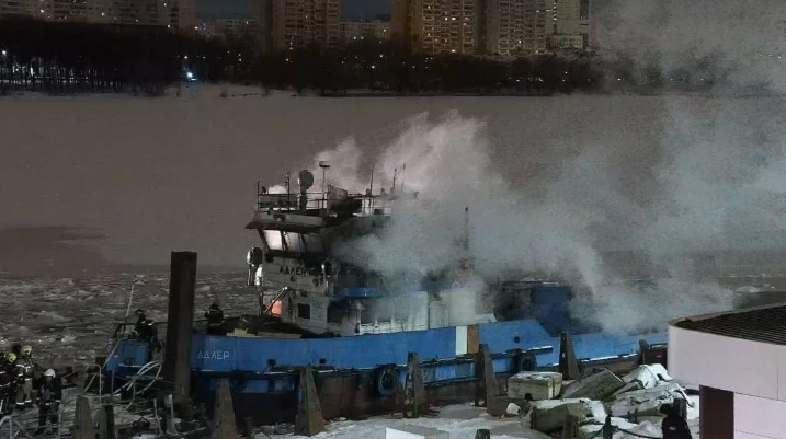 У Москві в порту згорів буксир "Адлер"