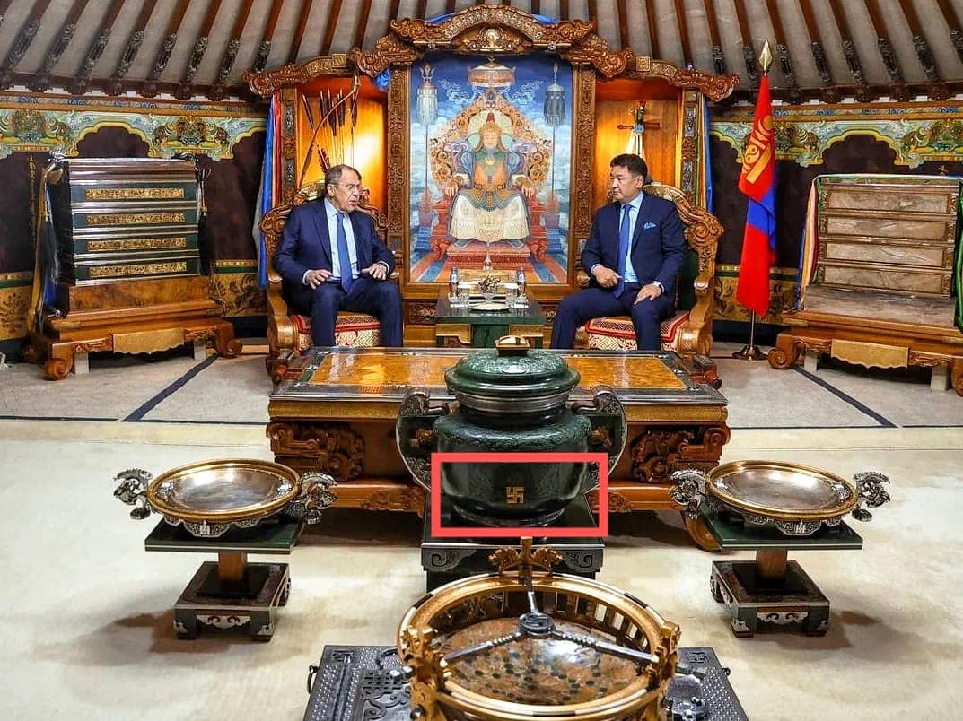 На зустрічі Лаврова з президентом Монголії в кадр потрапив головний символ нацистів