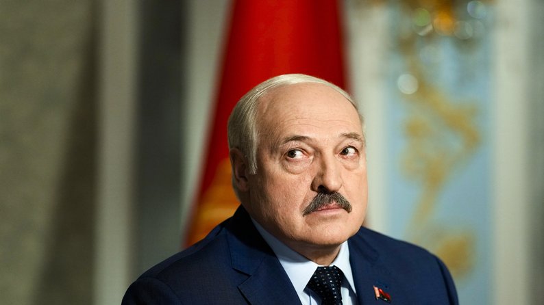 Жданов пояснив, чому Лукашенко боїться вводити війська в Україну