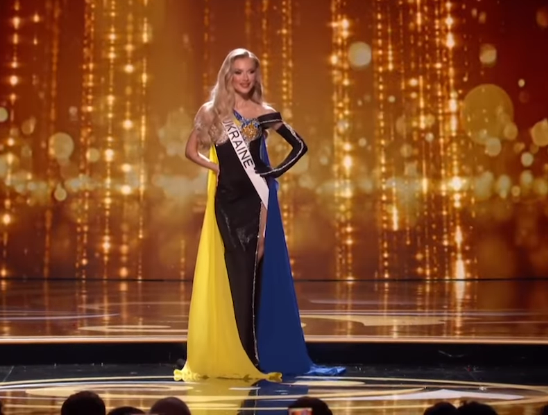 Вікторія Апанасенко на "Міс Всесвіт" вразила сукнею з вишитим серцем та шлейфом-прапором. ФОТО, ВІДЕО