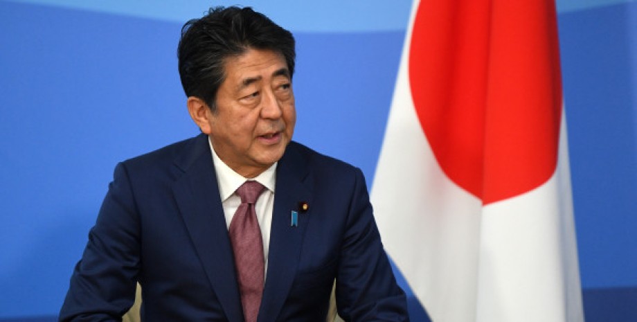 У Японії скоєно замах на екс-прем'єр-міністра двома пострілами в спину