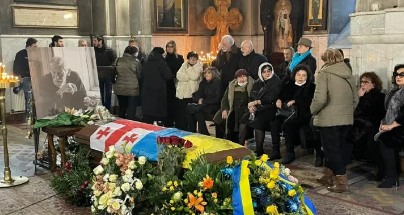 Прощання з Вахтангом Кікабідзе: його труну прикрасили прапором України