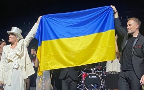 Лайма Вайкуле вийшла на сцену з прапором України