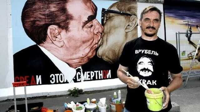 Помер художник Дмитро Врубель, відомий графіті із поцілунком Брежнєва з Хонеккером