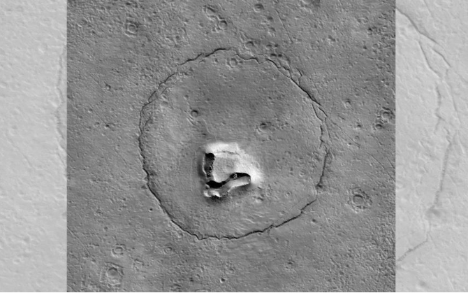 Науковці виявили усміхненого ведмедя на супутникових фото Марса