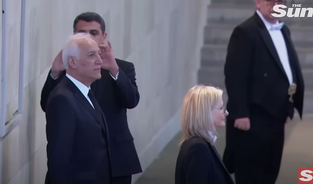 Сфотографувався біля труни. Президент Вірменії оскандалився на похороні Єлизавети II