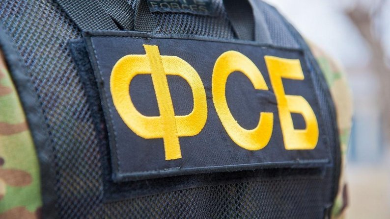 ФСБ забороняє українцям з російськими паспортами покидати Росію