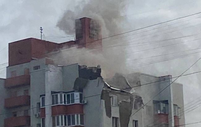 Летіла до Харкова. Російська ракета впала на житловий будинок у Бєлгороді. ВІДЕО