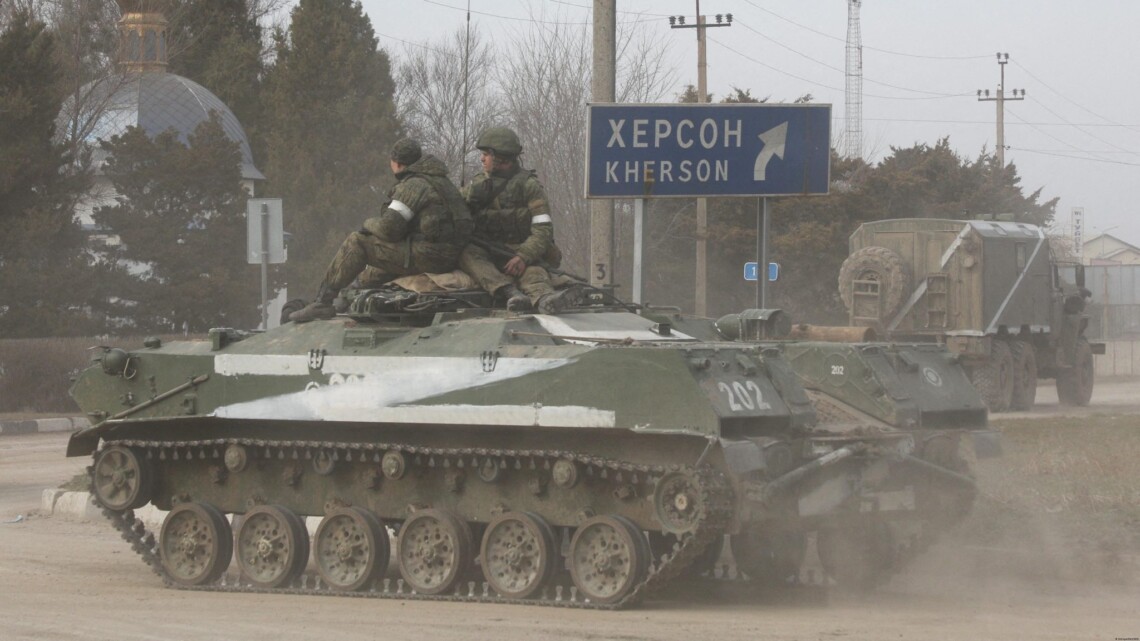 РФ може вивести війська з Херсона, щоб перекинути на Київ – Арестович