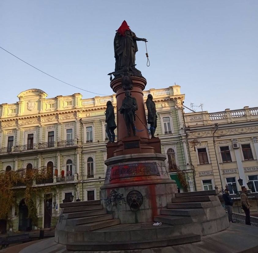 В Одесі невідомі із натяком "прикрасили" пам’ятник Катерині ІІ: на голові червоний ковпак, а в руках мотузка