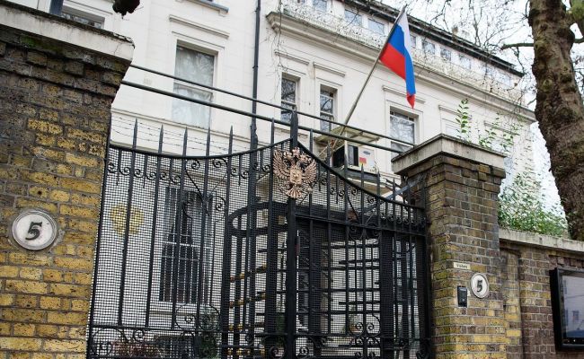 Російський посол в Лондоні поскаржився, що королівська родина уникає контактів