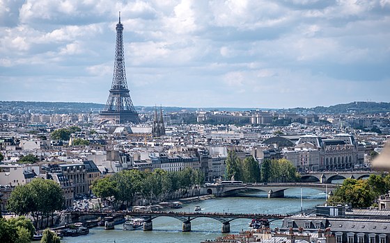В Парижі чоловік влаштував стрілянину: є зашиблі та поранені