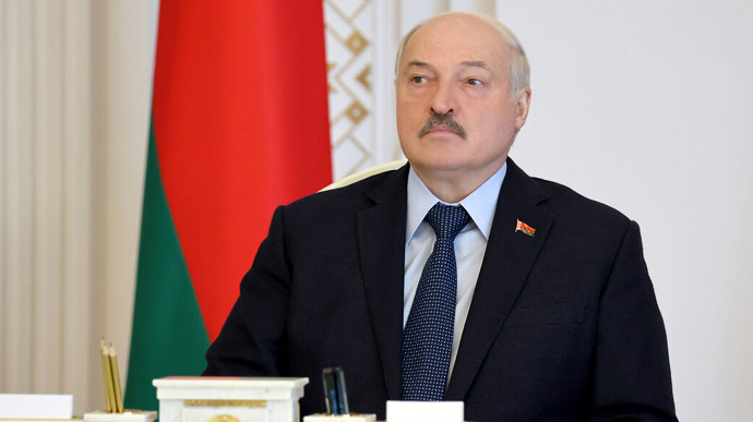 Лукашенко живе на знеболювальних, які дозволяють йому рухатись – білоруський опозиціонер