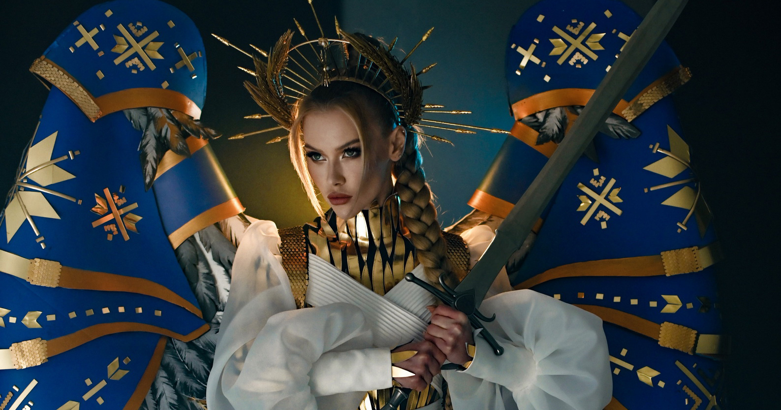 Українка підкорила феєричним виходом на "Міс Всесвіт": з'явилася на сцені з мечем та обпаленими крилами. ВІДЕО