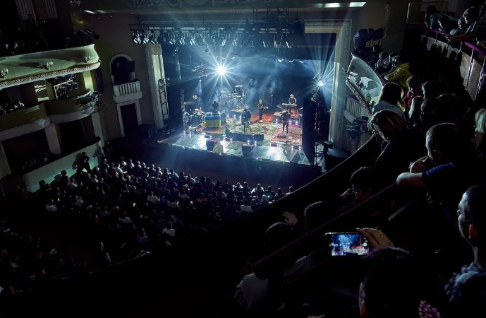 "Останній концерт у Драмтеатрі": гурт "Бумбокс" розчулив фанів ностальгією за Маріуполем