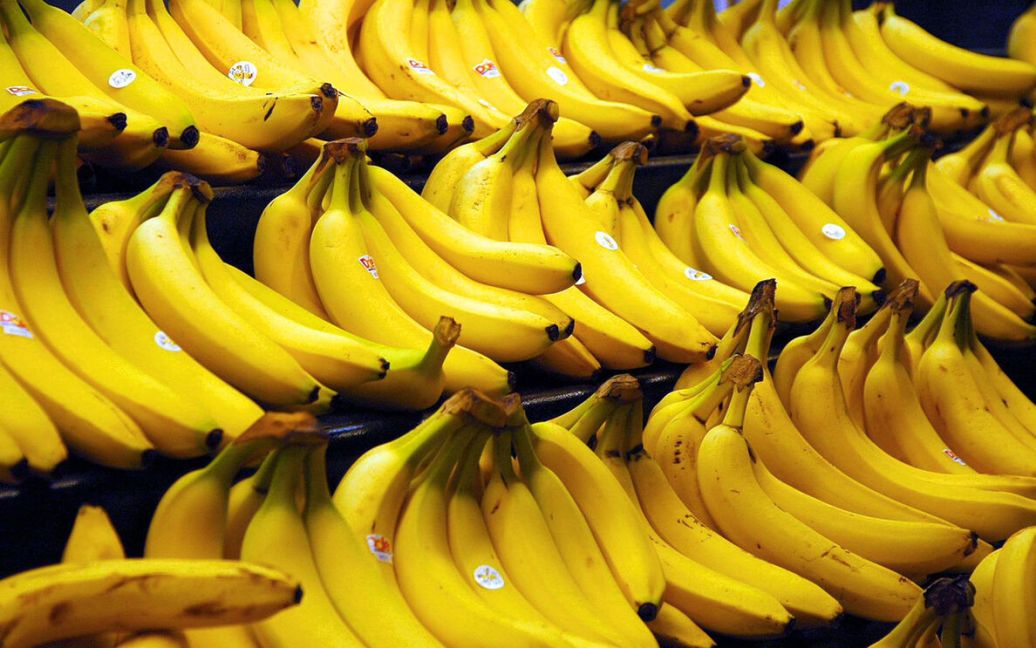 Як не купити банани з пестицидами: що означають наклейки на фруктах