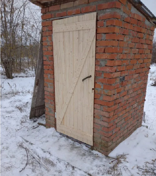 Влада РФ подарувала матері мобілізованого окупанта двері для вуличного туалету з символом Z