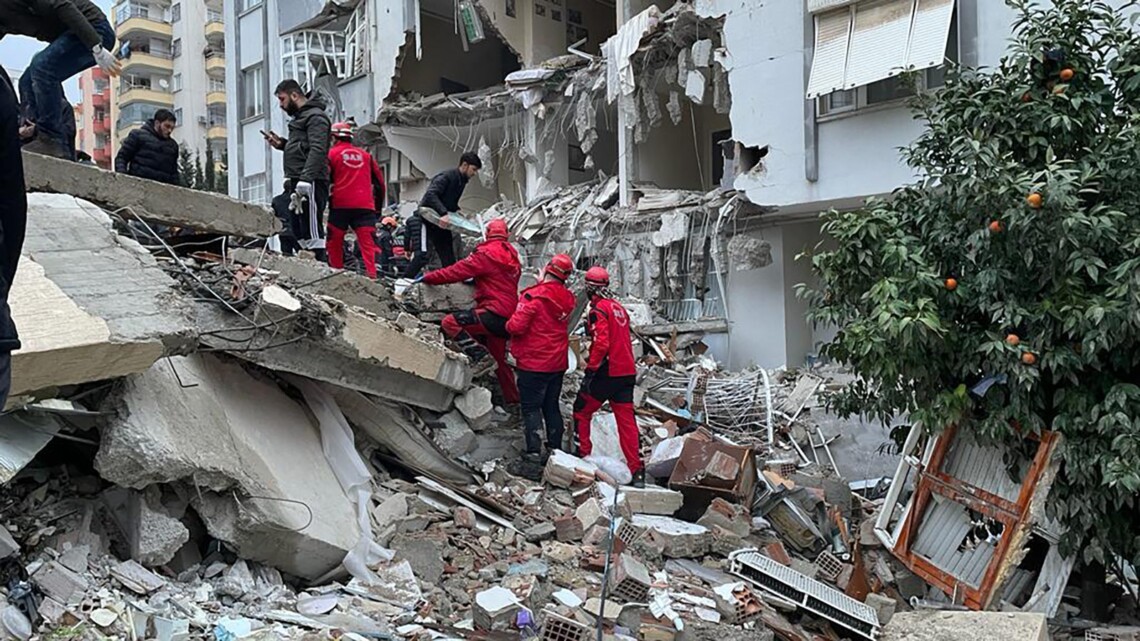 У Туреччині будинки продовжують руйнуватися навіть після землетрусу: моторошний момент потрапив на відео