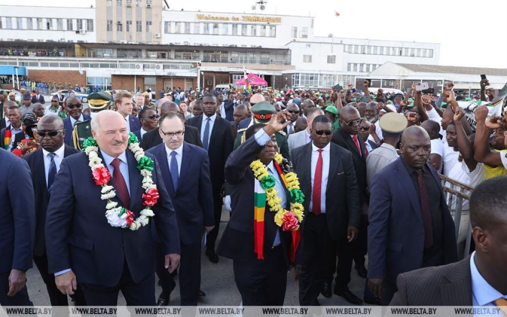 Лукашенко приїхав до Зімбабве: йому на шию натягнули "вінок" та влаштували "дикі танці" в аеропорту
