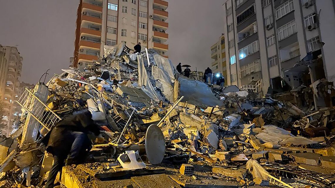 У Туреччині внаслідок потужного землетрусу загинуло більше 900 осіб, тисячі поранені. ФОТО, ВІДЕО