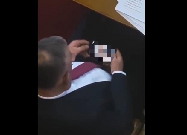 Сербський депутат переглядав порно у парламенті під час дебатів щодо Косова