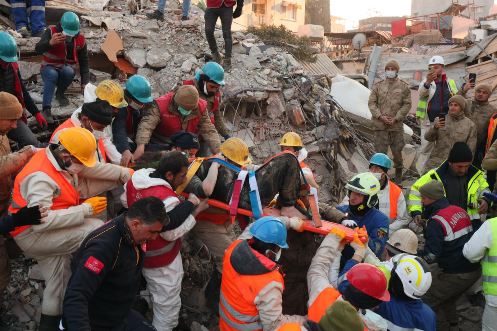 Українські рятувальники у Туреччині звільнили з-під завалів жінку, яка чекала на порятунок 9 днів після землетрусу