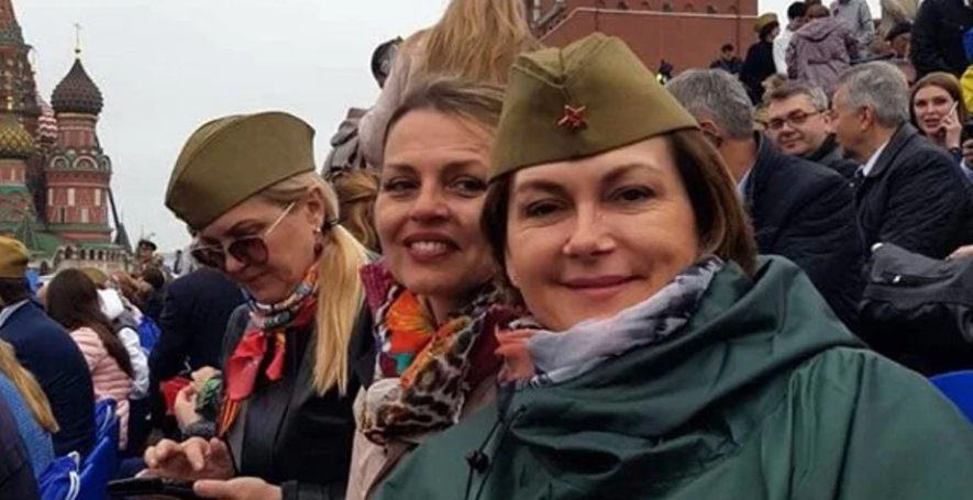Швейцарські медики, які приймали пологи у Кабаєвої, потрапили на ВІП-трибуну під час параду в Москві – Проект