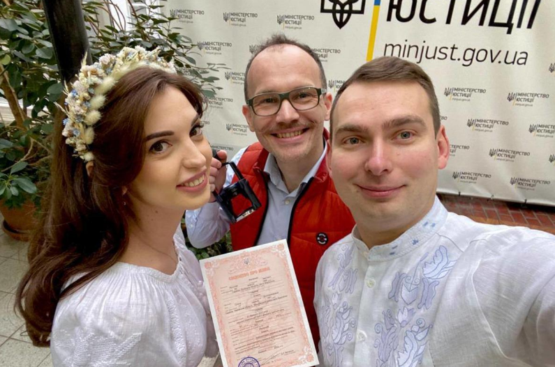 Кохання під час війни: у Києві одружилися двоє нардепів
