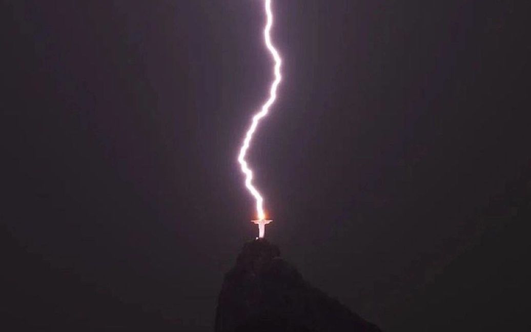 У Бразилії блискавка влучила в статую Христа-Спасителя: чи є це "передвісником" катастроф у світі