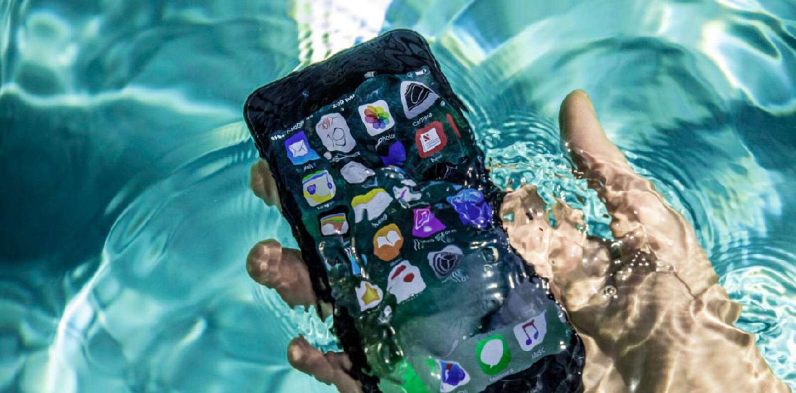 Що категорично не можна робити, якщо телефон впав у воду: три головних табу