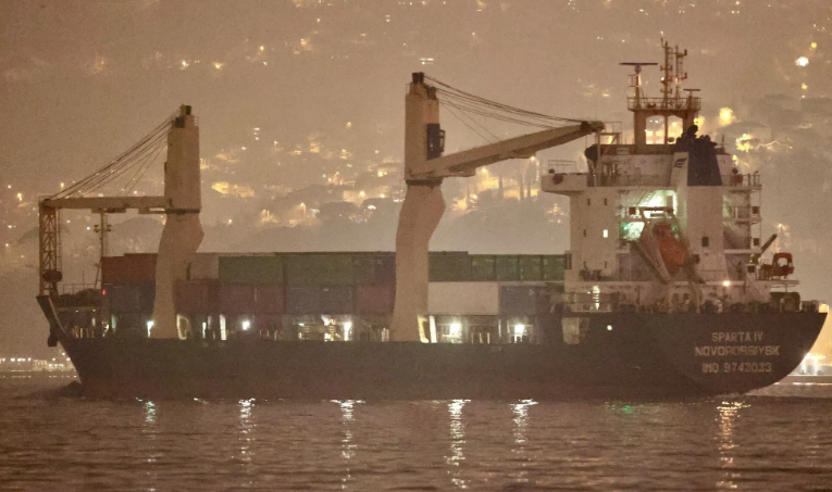 У Чорне море через Босфор увійшов російський підсанкційний корабель із військовим вантажем – ЗМІ