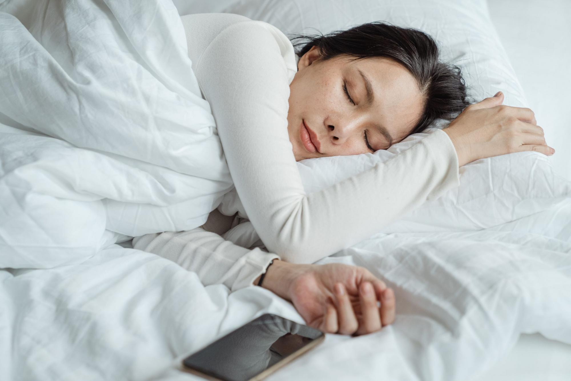 Чому небезпечно спати біля телефона: справа не лише у випромінюванні