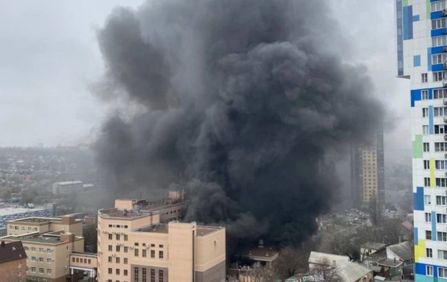У Ростові-на-Дону спалахнула будівля Прикордонної служби ФСБ. ВІДЕО