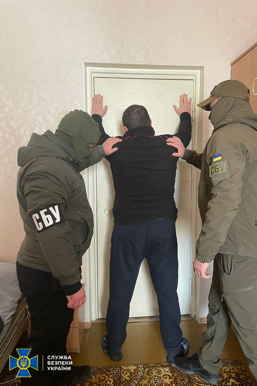 СБУ спільно з ДБР затримала колишніх очільників російської катівні, яка діяла під час окупації Херсона