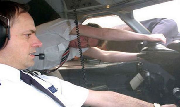 Пілота "висмоктало" з вікна літака на висоті 5 км: його намагалися втримати за ноги. ФОТО