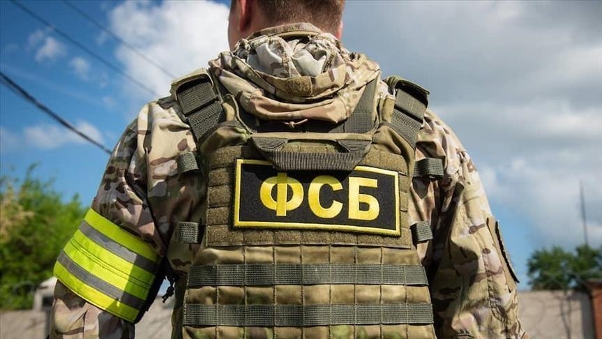 Напівсліпий пенсіонер і британська вибухівка: ФСБ показала відео з "зізнанням" затриманого в Криму "агента ГУР", але щось пішло не так