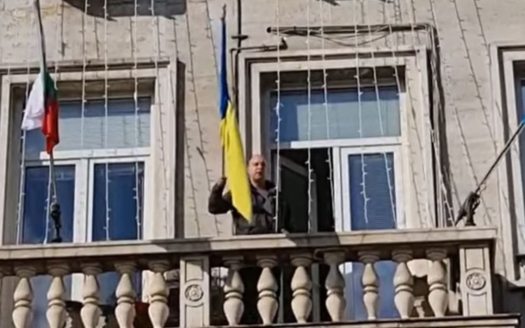 У Болгарії політик викинув з балкона столичної мерії прапор України