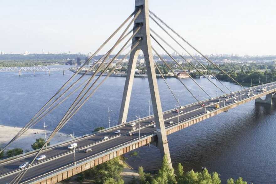 У Києві чоловік впав із Північного мосту в Дніпро: що сталося