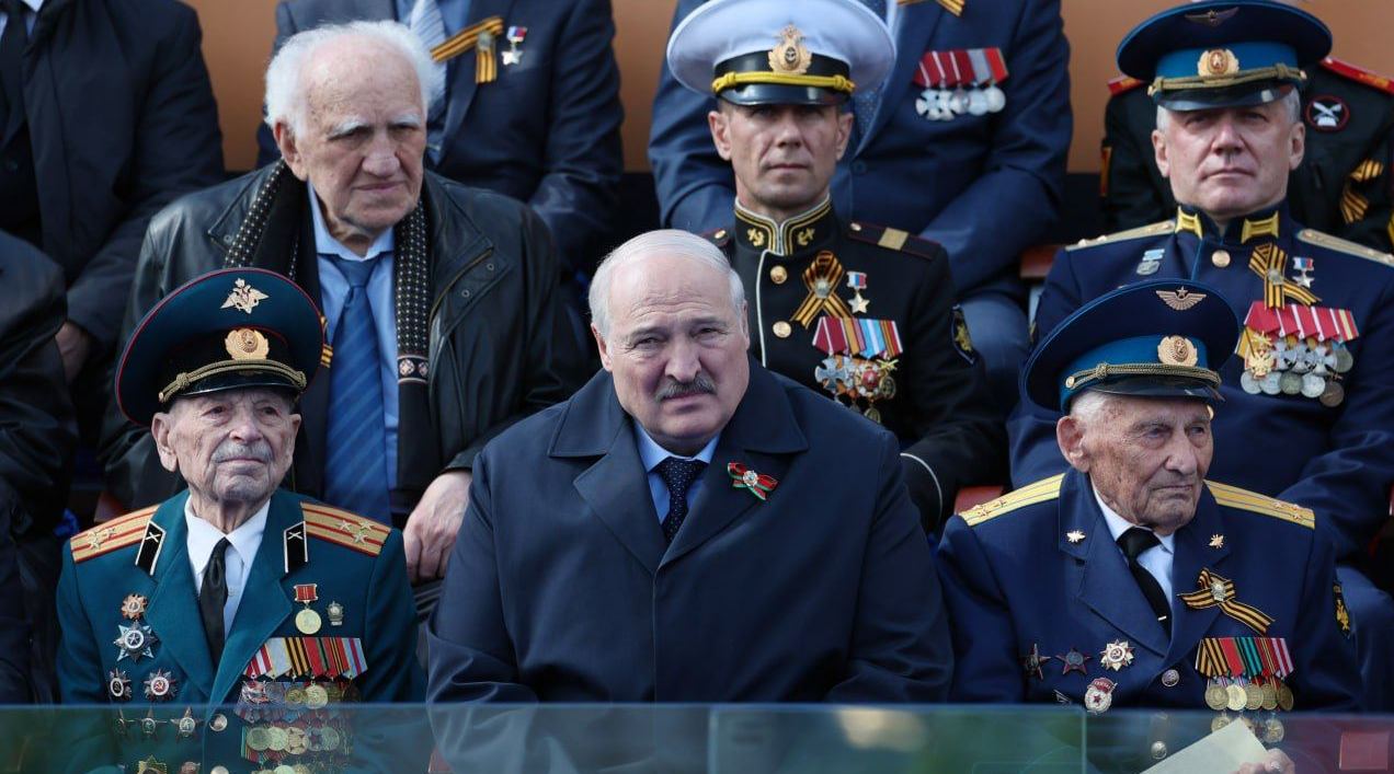 У Путіна придумали, як пояснити раптову втечу Лукашенка після параду в Москві